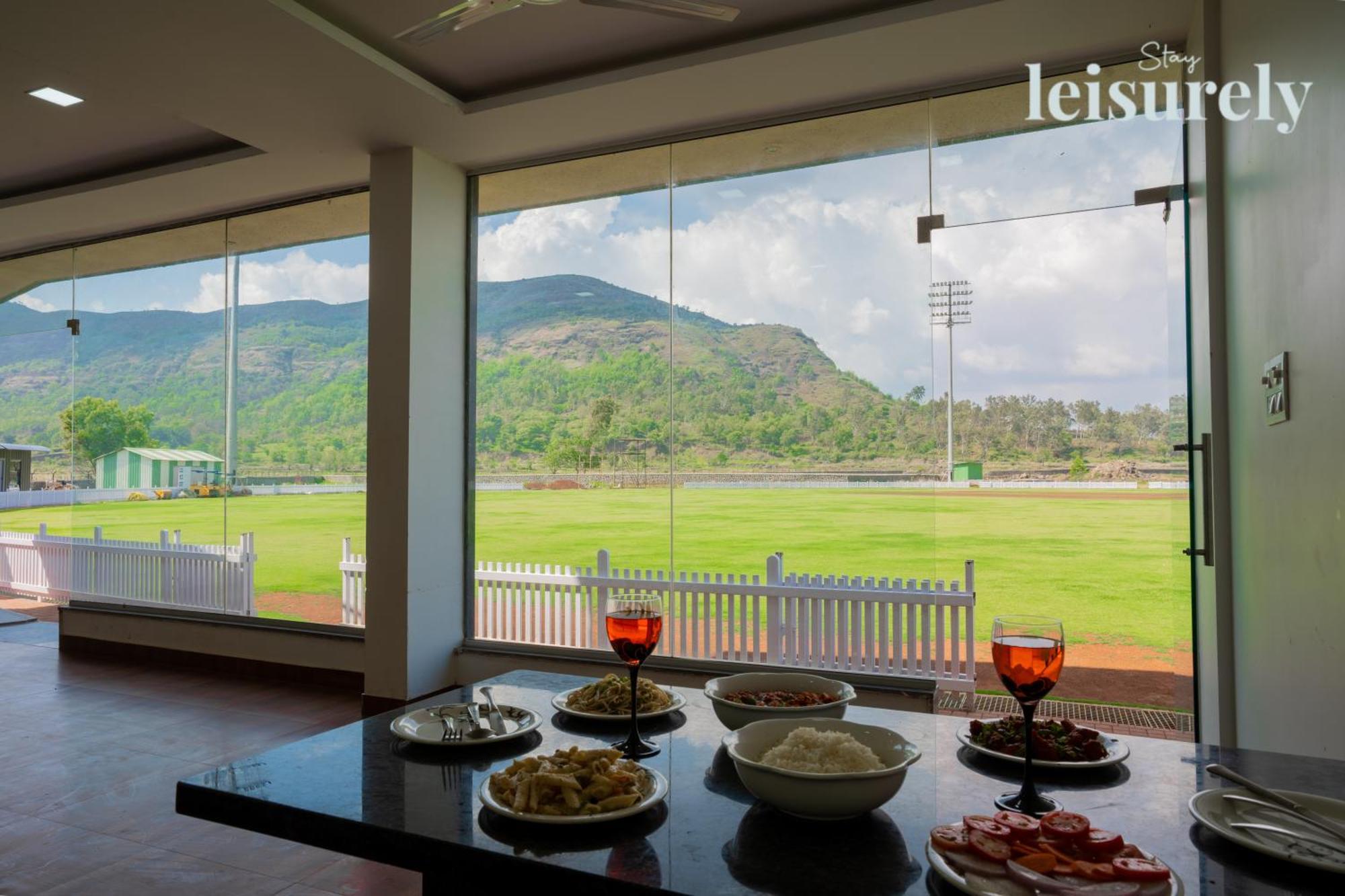 Stay Leisurely - Pavilion By The Hills, Lonavala - Stadium View Rooms Buitenkant foto